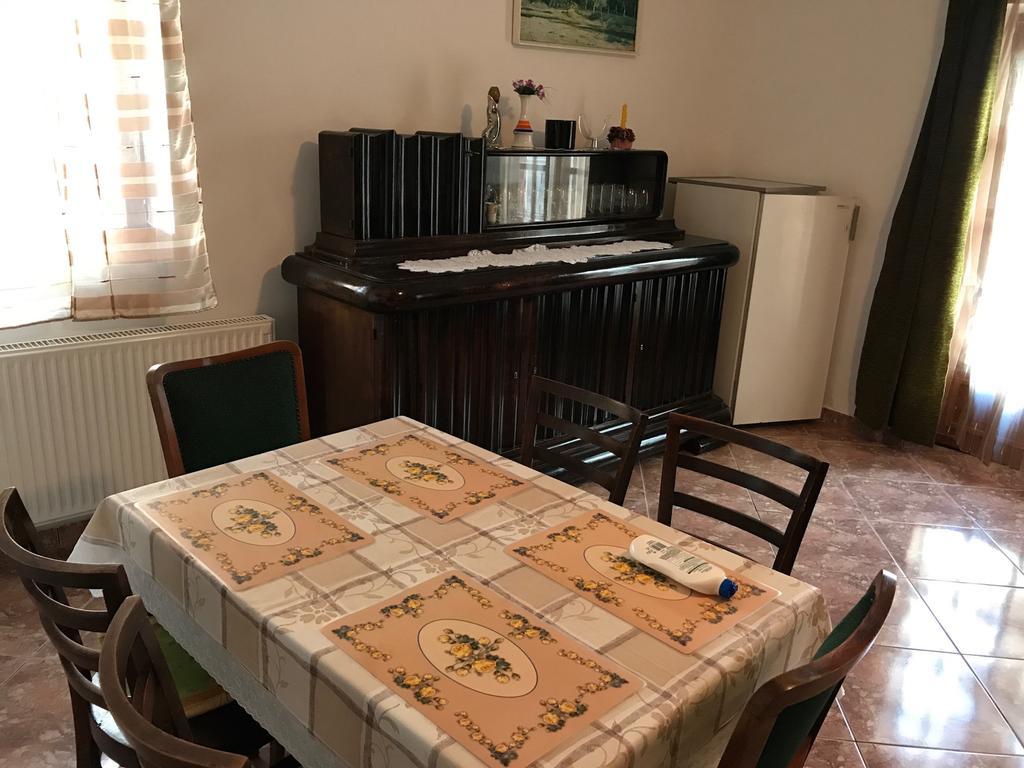 Alsóörs Baratsag Haz酒店 外观 照片